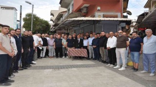 Manisa'da silahlı soygun girişimini kınayan kuyumcular aynı anda kepenk indirdi