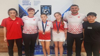 Manisalı badmintonculardan Hırvatistan'da çifte bronz