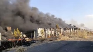 Mardinde hurda araçların bulunduğu alanda çıkan yangın söndürüldü