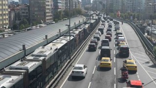 Mecidiyeköyde arızalanan metrobüs yoğunluğa neden oldu