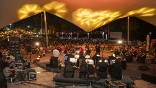 Mersin Kent Orkestrası yeni sanat sezonunu yakamoz eşliğinde açtı