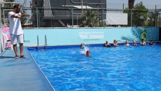 Mersin’de Çocuklar Yaz Tatilini Yüzme Öğrenerek Geçirdi