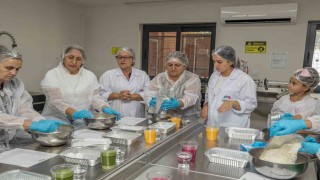 Mersin'de doğal özlerle 3 renkli erişte yaptılar