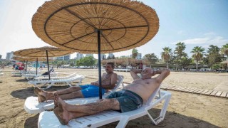 Mersinde emekliler deniz ve güneşin tadını çıkardı