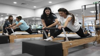 Mersinde kadınlar ücretsiz pilates kursunda hem spor yapıyor hem sosyalleşiyor