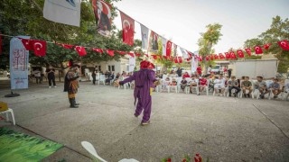 Mersinde köy meydanı çocukların oyun alanına dönüştü
