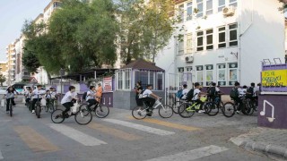 Mersin'de öğrenciler okula pedal çevirerek gitti