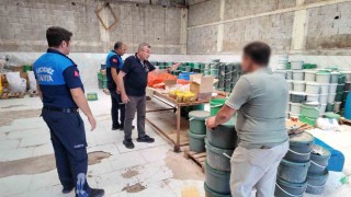 Mersinde sağlıksız şartlarda üretilen tonlarca turşuya el konuldu