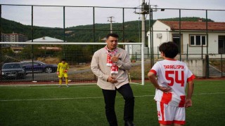 Mesut Özil, gençlere futbol akademisi müjdesi verdi