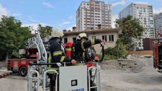 Metruk evin çatısında çıkan yangını itfaiye söndürdü