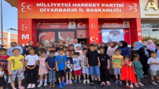 MHPden Diyarbakırdaki yüzlerce öğrenciye kırtasiye ve ayakkabı desteği