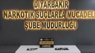 Midelerinde uyuşturucu taşıyan 2 kişi tutuklandı