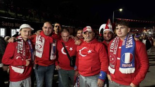 Milli maç için stadyuma akın eden binlerce vatandaş renkli görüntüler oluşturdu