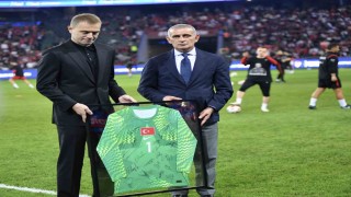 Milli takım kariyerini noktalayan kaleci Mert Günok'a veda