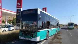 Minibüsün yolcu otobüsüne çarptığı kaza kamerada