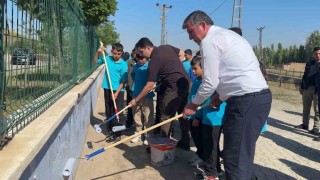 Minik eller ve yöneticiler kolları sıvadı, okulda tadilat yapıldı