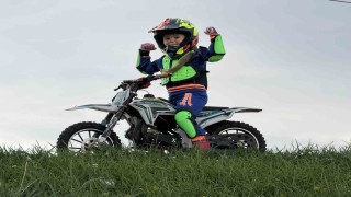 Minik İkra motosiklet ile tepeleri aşıyor, Zayn ile yarışmak istiyor