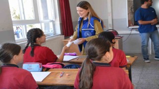 Minik öğrencilerin yeni eğitim yılı sevincine ortak oldular