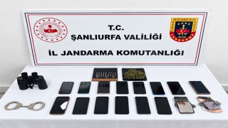Mısır tarlasında yakalanan dolandırıcıların ev ve arabasından çıkanlar hayrete düşürdü