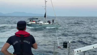 Motoru arızalanıp sürüklenen teknedeki İsrail uyruklu 2 kişiyi Sahil Güvenlik ekipleri kurtardı