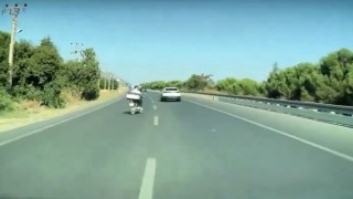 Motosiklet bir anda yola atladı, sürücünün refleksi sayesinde faciadan dönüldü