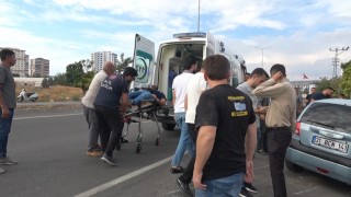 Motosiklet ile otomobil çarpıştı: 1'i ağır 2 yaralı