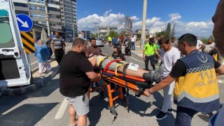 Motosiklet kavşakta dönüş yapan otomobille çarpıştı: 2 yaralı