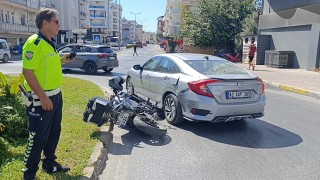 Motosiklet otomobile yandan çarptı: 1 yaralı