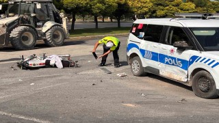 Motosiklet polis aracı ile çarpıştı: 2 yaralı