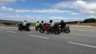 Motosiklet sürücülerine Reflektif Yelek Giy, Görünür Ol uyarısı