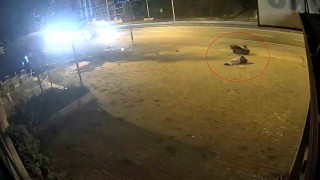 Motosiklet sürücüsü trafik levhasına çarptı