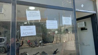 Motosiklet tamir ustası, tamirhanede yarış muhabbetini ve küfrü cama astığı yazıyla yasakladı