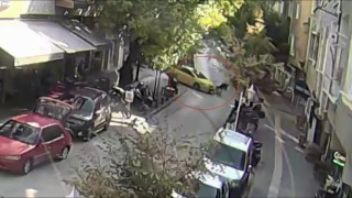Motosikletli genç önüne çıkan ticari taksiye çarptı: Kaza anı kamerada