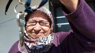 Mutluluğun fotoğrafı: Ömrü çatmada geçti, 69 yaşında evi oldu