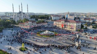 Müziği duyan meydana akın etti, bin 58 kişi halayda buluştu