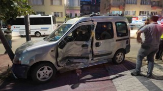 Niğde'de panelvan araç ve motosiklete çarpan hafif ticari araç, ağaca çarparak durabildi: 3 yaralı
