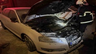 Niğde'de park halindeki otomobil yandı