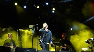 Oğuzhan Koç, Edirne konserinde sahne önünde sigara içen kişiye tepki gösterdi