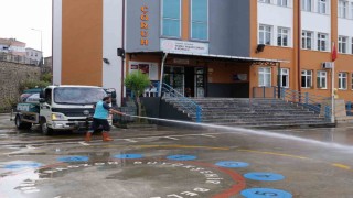 Okul bahçelerinde temizlik mesaisi