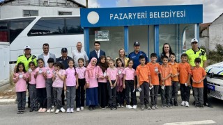 Okul çevresinde bulunan yaya yolunu çocuklar boyadı