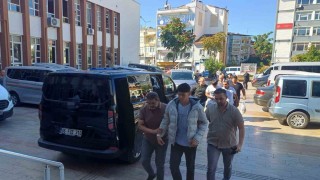 Okul çevresinde pompalı tüfekle yakalanan şüpheliler adliyeye sevk edildi