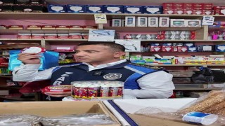 Okul çevresindeki iş yerinde son kullanma tarihi geçmiş ürün satan marketçi kendini "yeni bitmiş" diyerek savundu