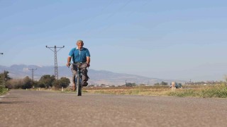 Ömrünü pedal çevirerek geçiren 85 yaşındaki yaşlı adam, 'Ne mazot ne gaz, pedal çevirmeye doyum olmaz' bilinciyle günde 20 kilometre yol katediyor