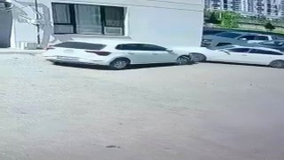 Önce park halindeki araca, ardından duvara çarptı