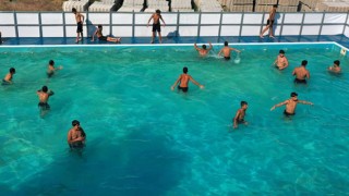 Osmaniye’de Çocuklar Kanallar Yerine Portatif Havuzda Yüzüyor