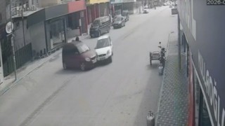 Osmaniye'de iki otomobilin çarpıştığı kaza kamerada: 2 yaralı