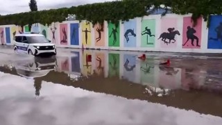 Osmaniye’de Yollar Su Altında Kaldı, Polis Öğrencilerin Yardımına Koştu