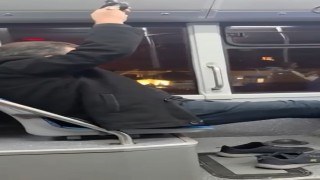 Otobüste ayakkabılarını çıkarıp seyahat etti, rahatlığı pes dedirtti