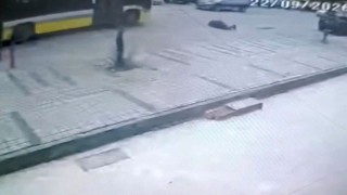 Otobüsün çarpmasıyla ağır yaralanan kadın, hayat mücadelesini kaybetti