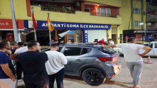 Otomobil AK Parti ilçe binasına daldı